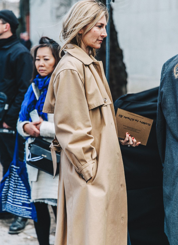 Trench + coiffure nonchalante = le bon mix