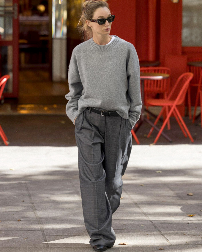 Rien de tel que l'�clat d'un tee-shirt blanc pour illuminer discr�tement un pull col rond !