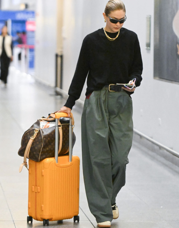 Top noir et pantalon kaki