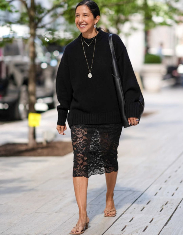 Gros pull noir et jupe noire en dentelle