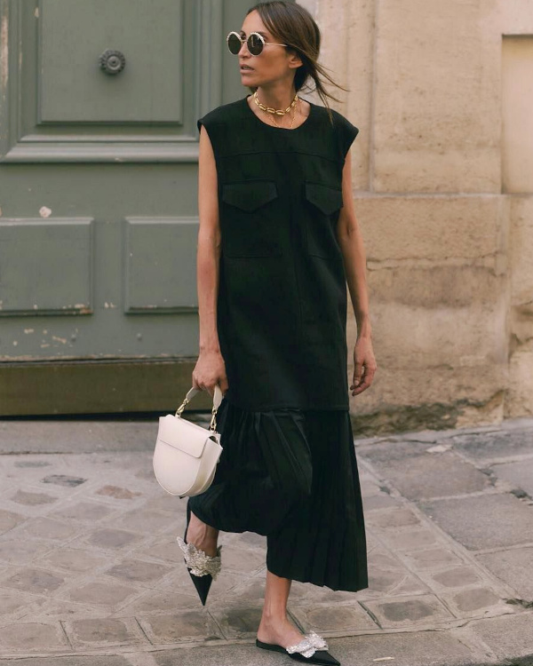 Robe longue noire et escarpins