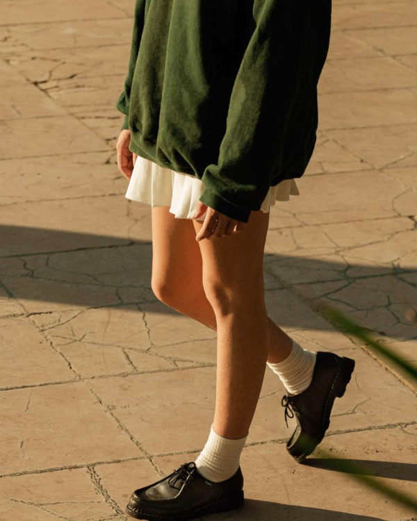 Sweat vert + jupe blanche plissée + Paraboots