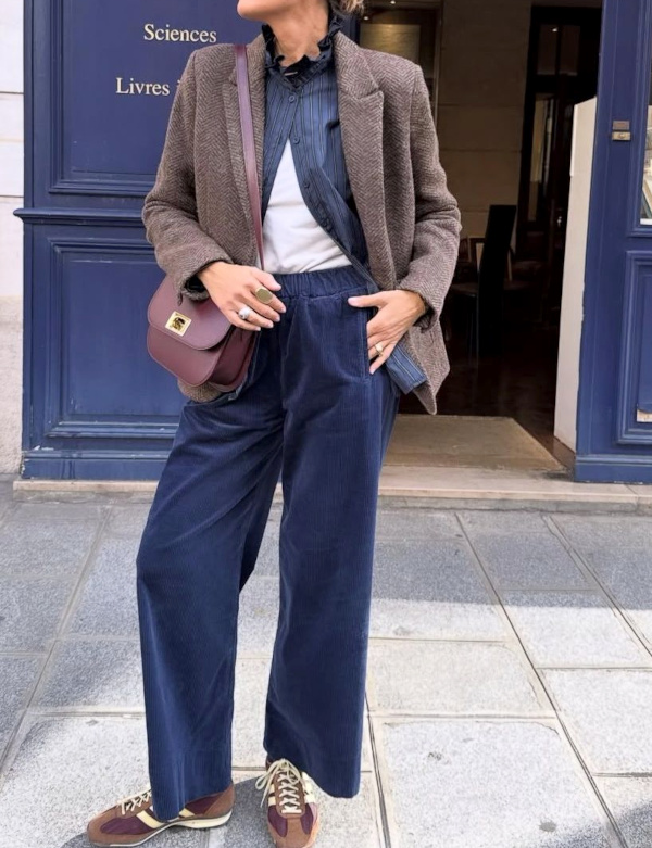 Blazer marron + pantalon large bleu marine + baskets
