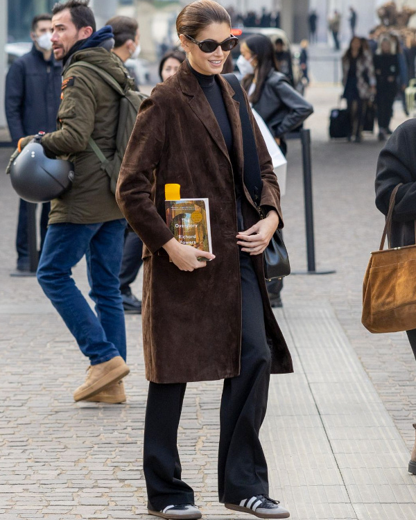 Manteau marron + pantalon noir + Adidas Samba