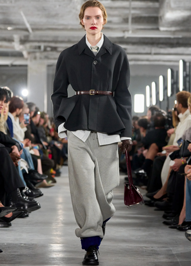 Jogging gris + veste + ceinture = le bon mix