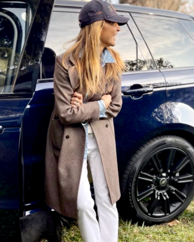 Manteau droit � petit carreaux marron + casquette bleu marine = le bon mix