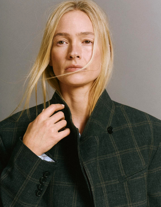 Extr�me f�minit� + veste masculine = le bon mix