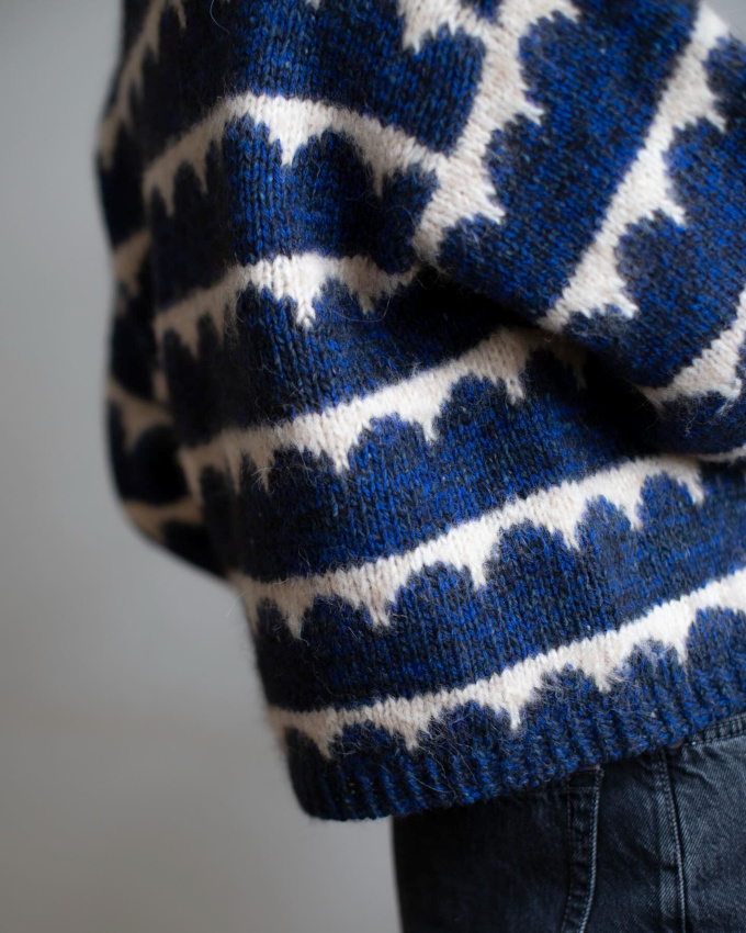 Wanted : un pull-over recouvert de petites montagnes couleur oc�an !