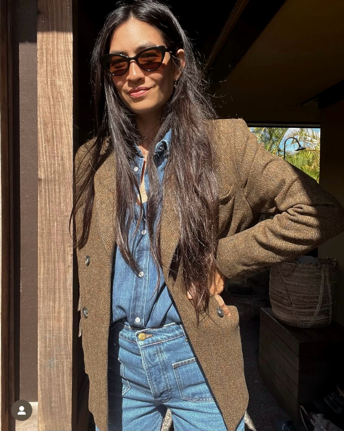 On ne se lasse pas du duo total look jean/blazer en tweed !