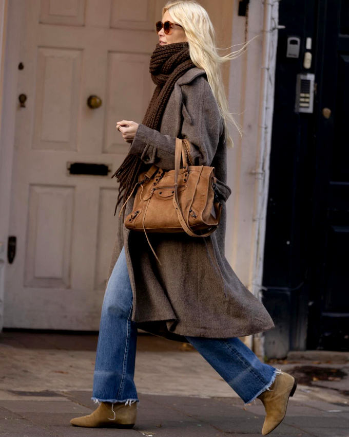 La blondeur sied particulièrement bien au camaïeu de bruns !