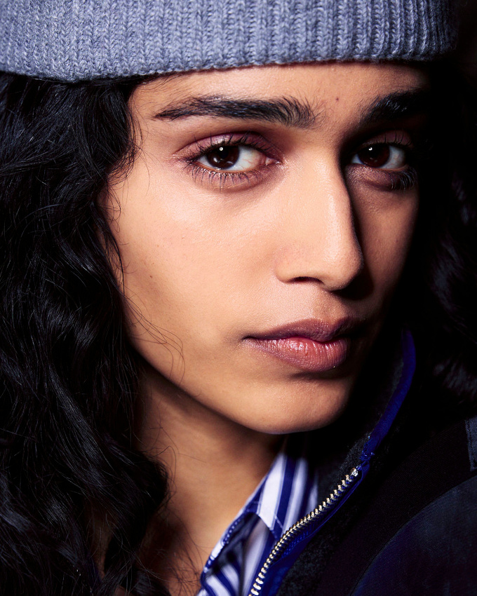 Yeux ténébreux et maille lavande sont faits pour vivre ensemble !