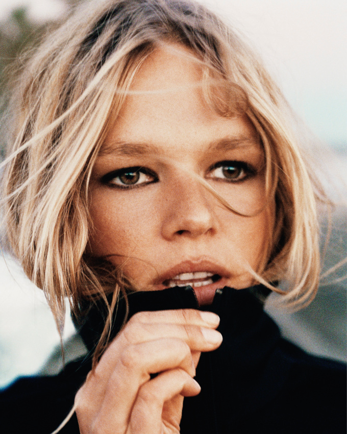 Regard charbonneux + chevelure légèrement échevelée = le bon mix