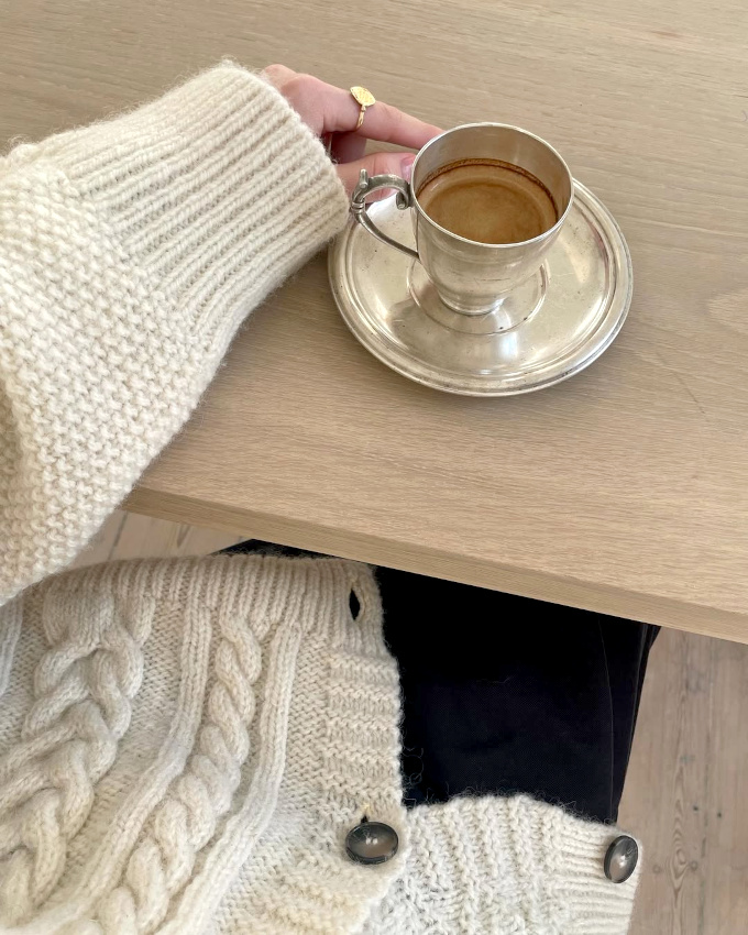 Gros gilet torsadé + tasse de chocolat chaud = le bon mix
