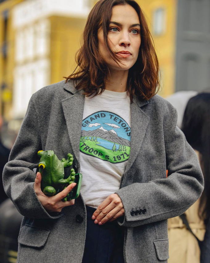 Manteau masculin + tee-shirt vintage = le bon mix