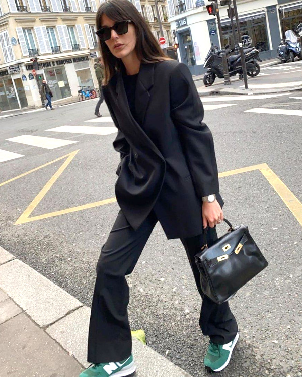 Total look noir et baskets vertes