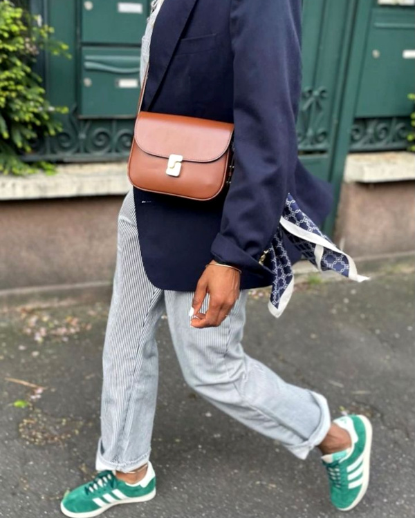 Blazer bleu marine, pantalon rayé et baskets vertes