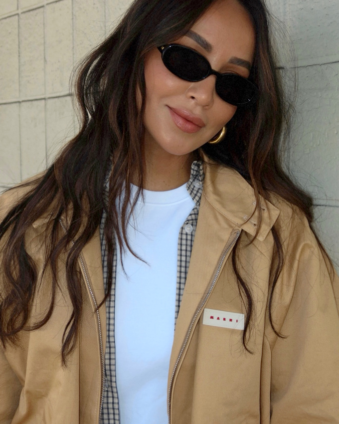 Oui à la chemise à carreaux d'homme portée ouverte sur un tee-shirt blanc !