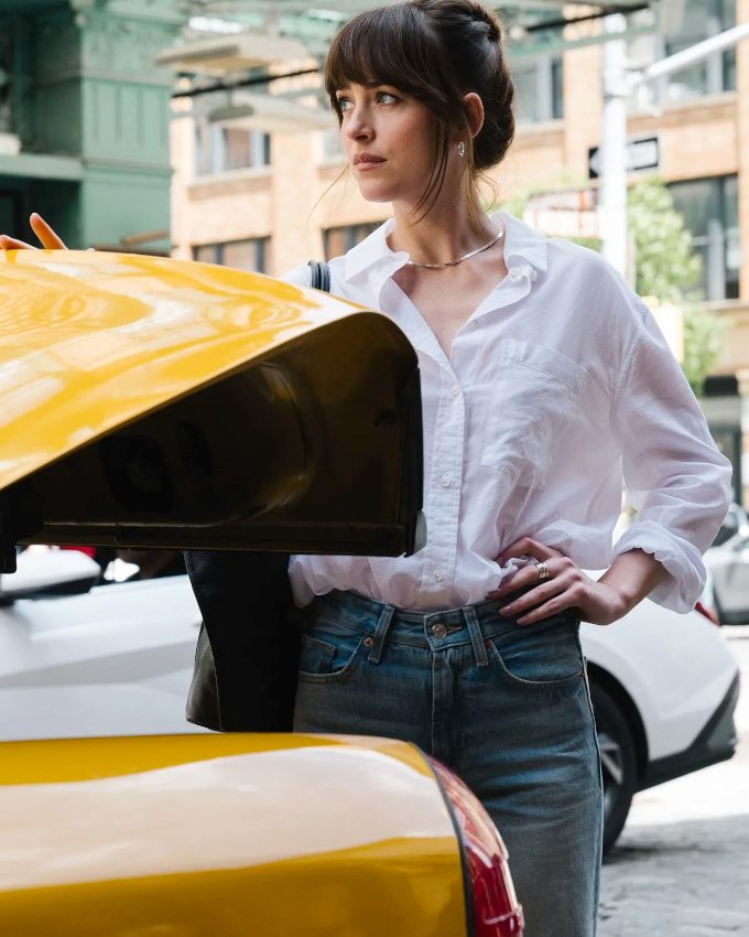 On ne se lassera jamais du trio chemise blanche/jean droit/collier fin...