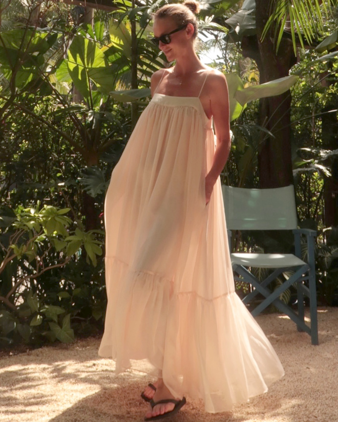 Mêlant ampleur et légèreté, cette robe blanche a tout bon !