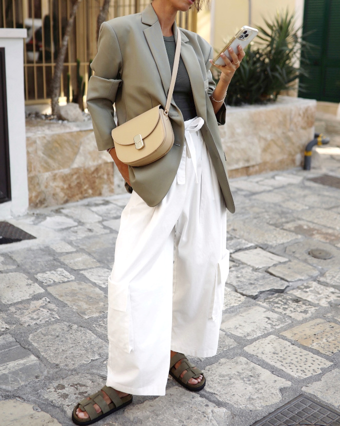 Blazer + pantalon large décontracté = le bon mix