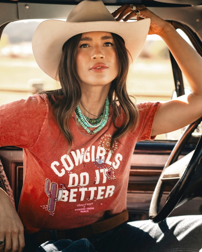 Mission du moment : dénicher un tee-shirt rouge vintage !