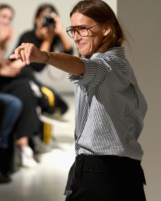 Lunettes de vue aviateur + chemise à rayures verticales = le bon mix