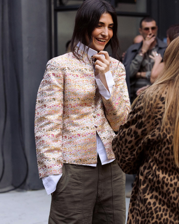 Rien de tel qu'une veste sophistiquée pour accompagner un pantalon cargo kaki !