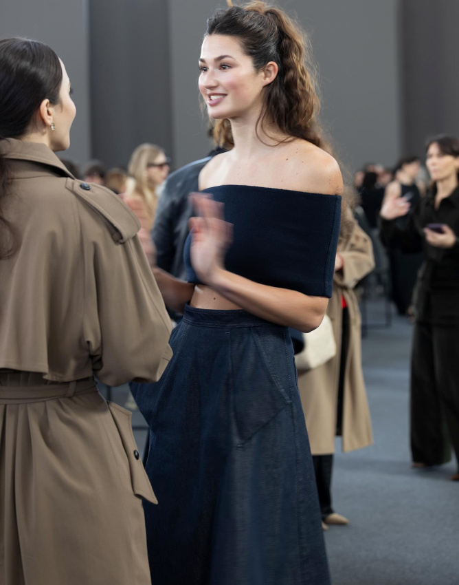 Il arrive parfois que le top cropped réussisse à etre porté avec charme et élégance...