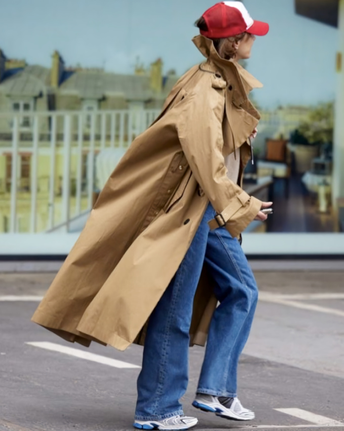Trench camel + casquette rouge = un mix dont on ne se lasse pas