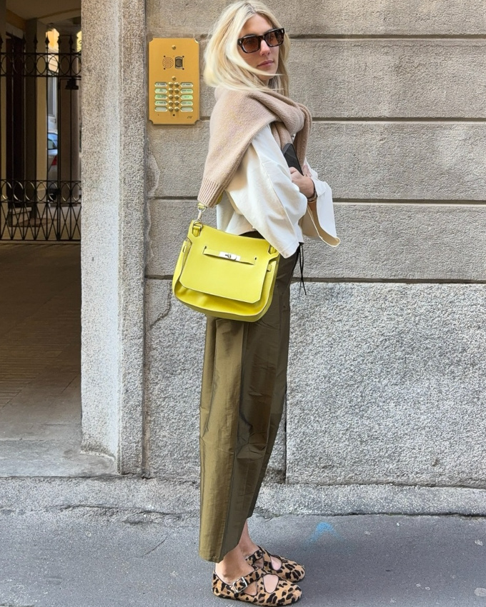 Rien de tel qu'une touche de couleur acide pour relever un combo de teintes naturelles !