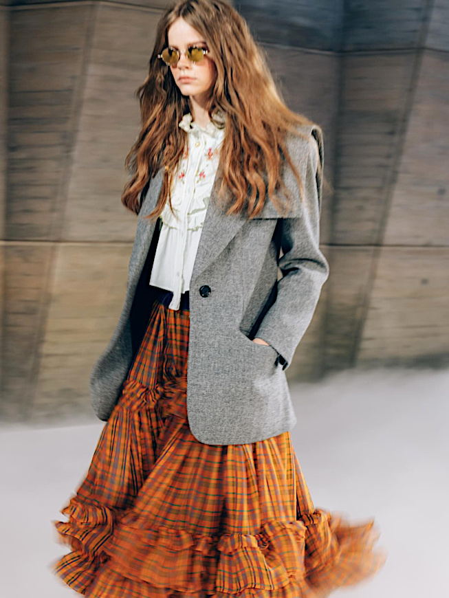 Blazer gris masculin + jupe bohème orangée = le bon mix