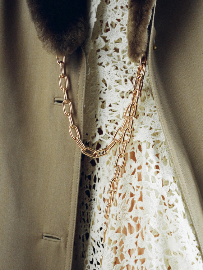 Kaki + dentelle + fausse fourrure + chaînette dorée = le bon mix