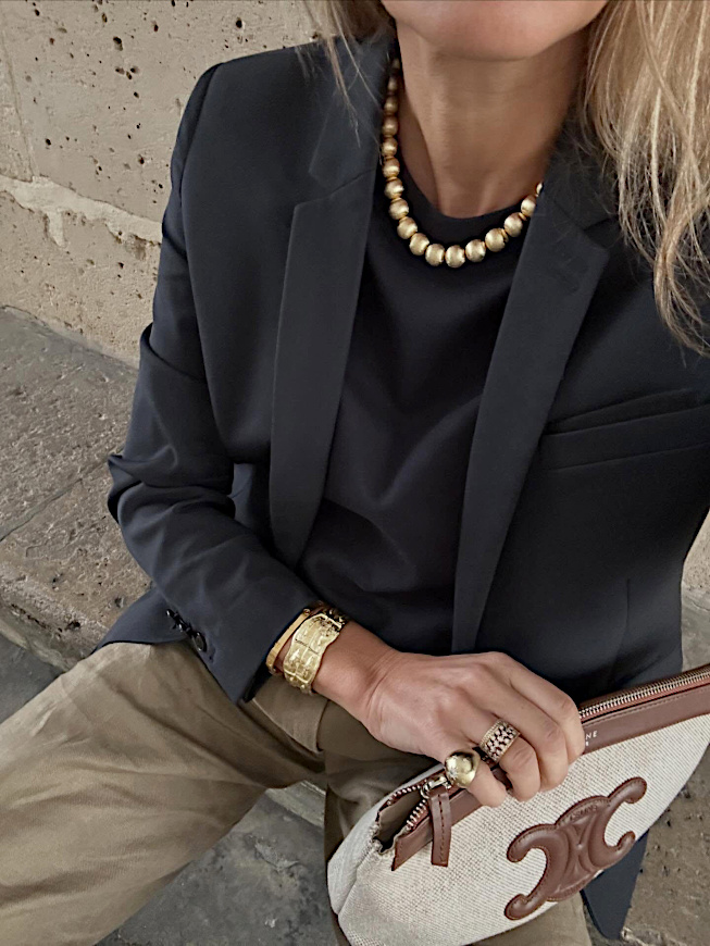 Rien de tel qu'un pantalon kaki pour patiner des accessoires un brin chics !