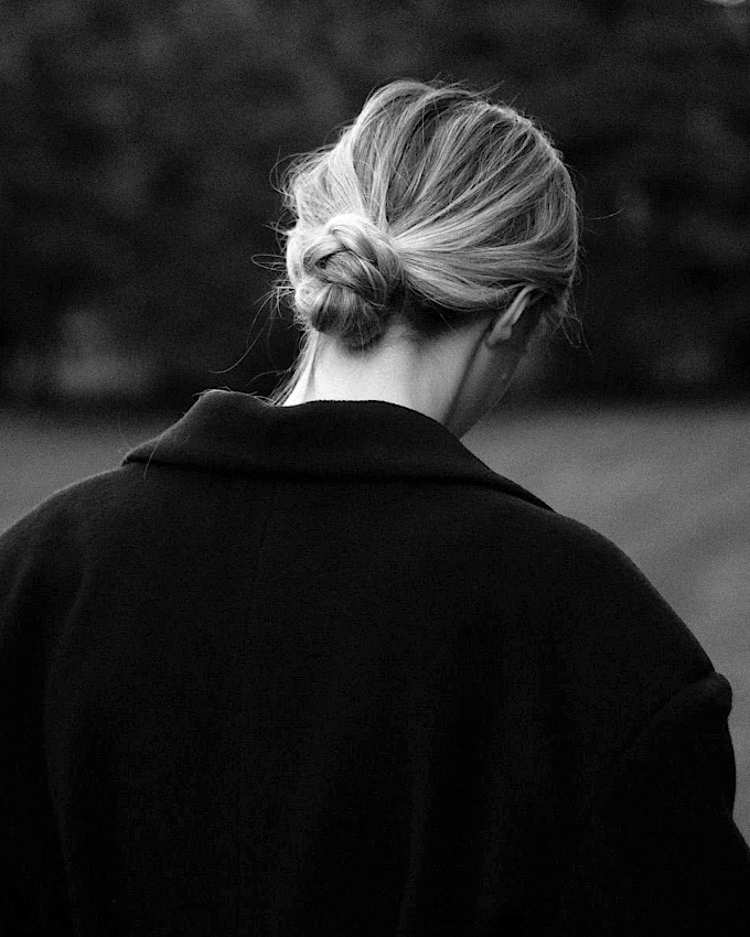 Chignon bas + manteau oversize = le bon mix