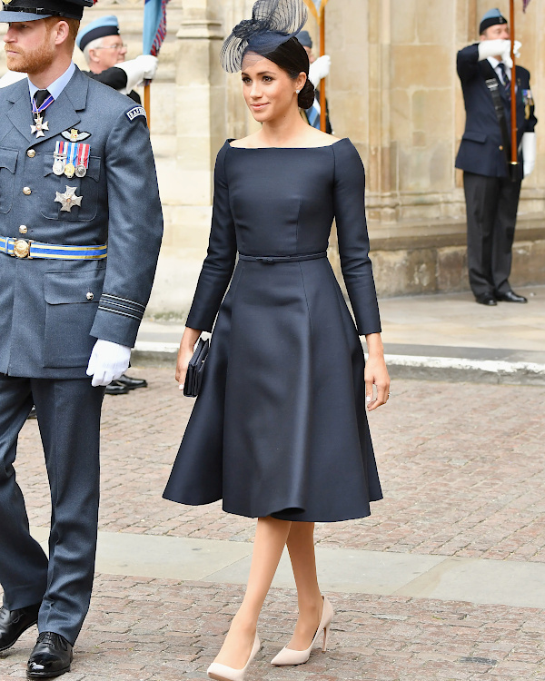 Robe midi bleu marine portée avec escarpins nude, pochette noire et bibi assorti pour un mariage