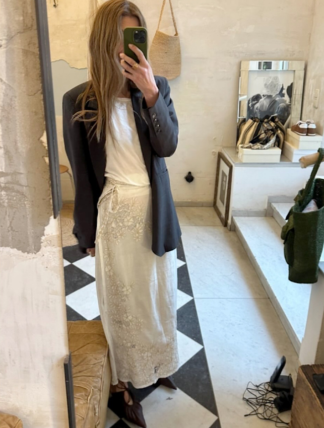 Blazer bleu marine + jupe paréo en dentelle délicate = le bon mix