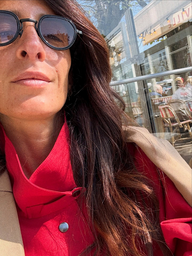 Rouge + beige foncé = le bon mix