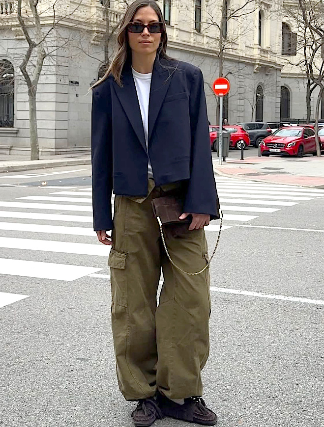 Blazer court bleu marine + pantalon kaki utilitaire = le bon mix