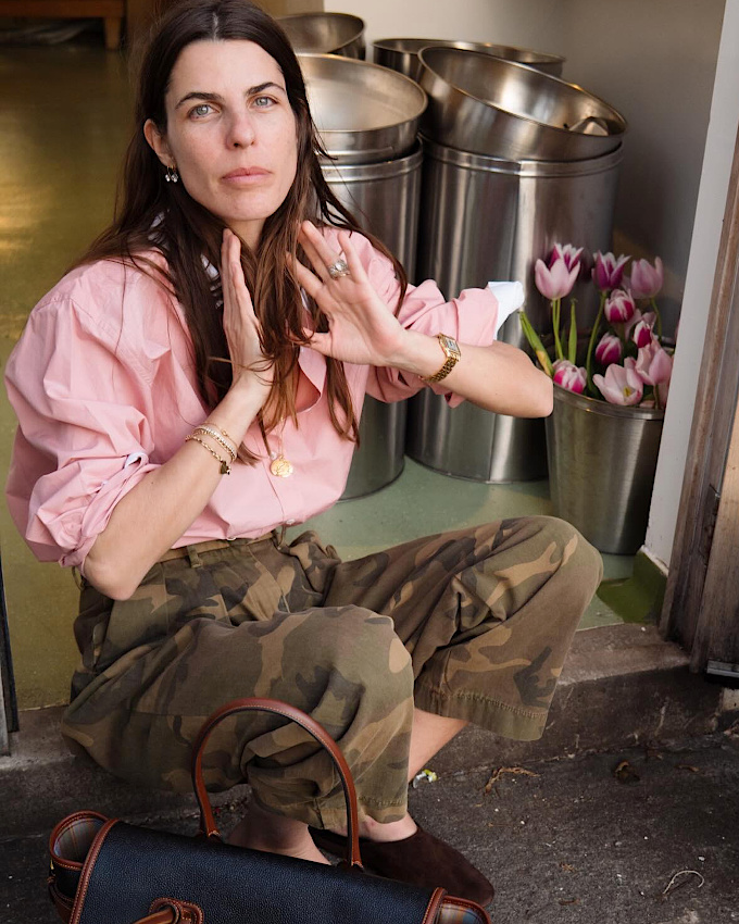 Toujours penser au printemps à associer rose et imprimé camouflage !