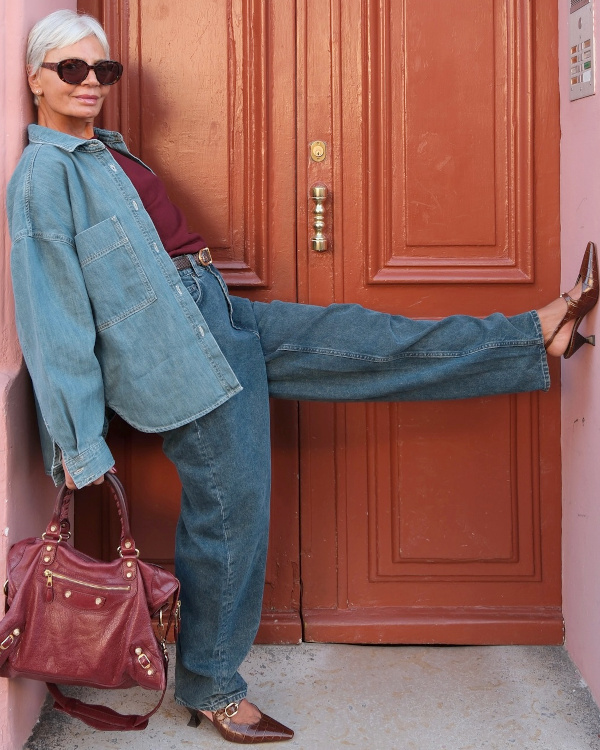 Jean large taille haute à la coupe nette pour allonger la silhouette après 60 ans