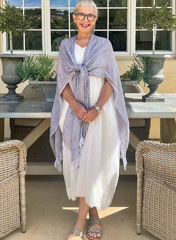 Tenue élégante et raffinée pour un baptême à 60 ans, avec une silhouette sobre et lumineuse