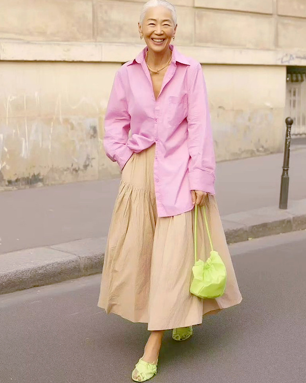Tenue de baptême aux couleurs douces et aux motifs subtils pour une femme de 60 ans