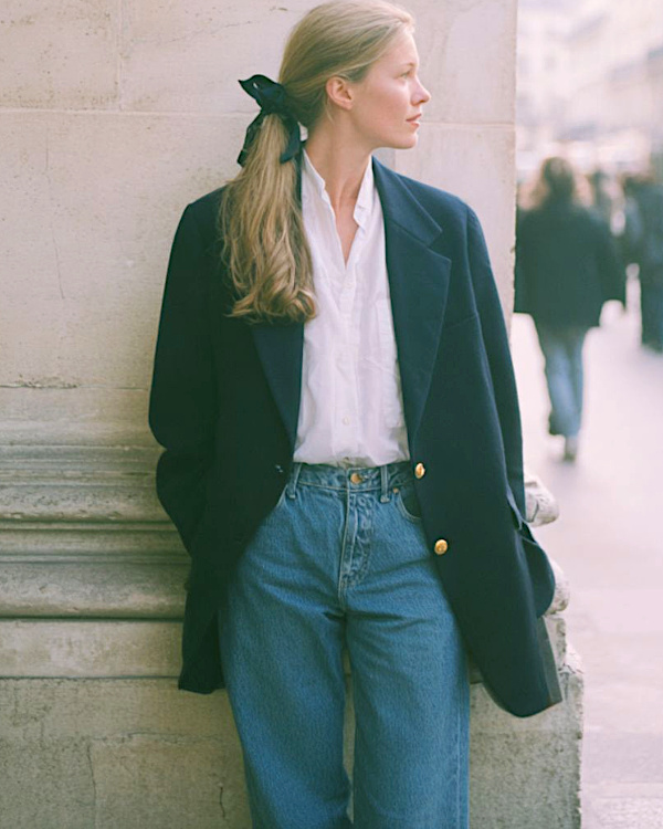 Tenue parisienne dans des tons neutres chic avec blazer structuré et silhouette sobre