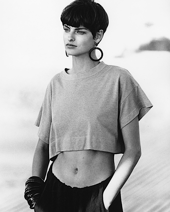 Coupe courte + maxi boucles d'oreilles + tee-shirt large cropped = le bon mix