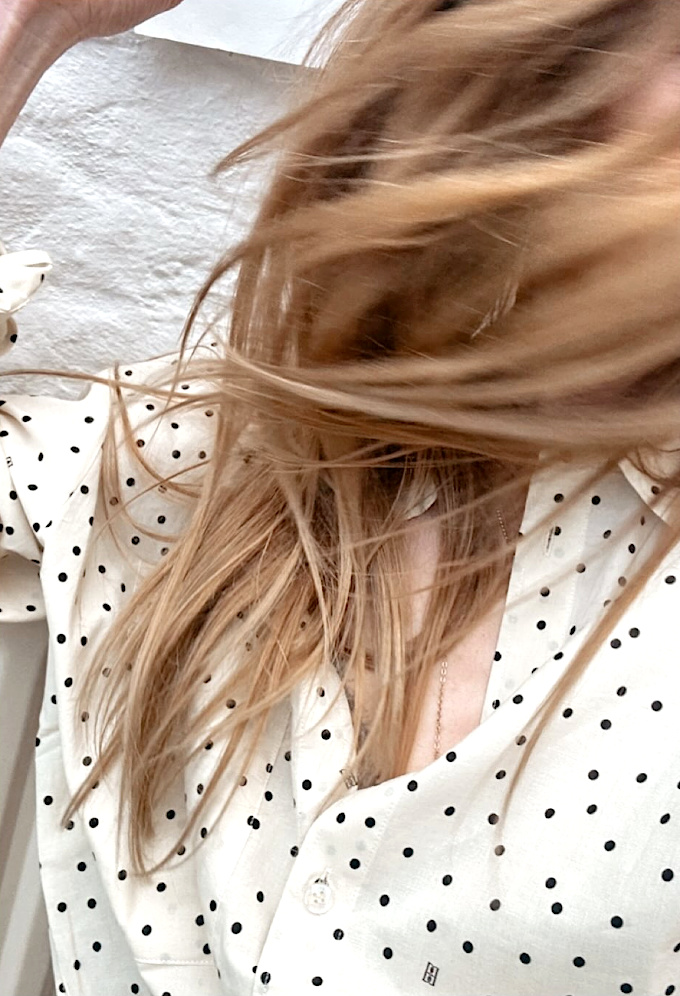 Mêlant pois délicats et nonchalance capillaire, ce look a tout bon !