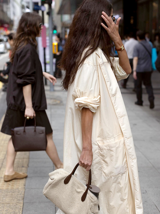 Oui au trench léger dont on peut facilement roulotter les manches !