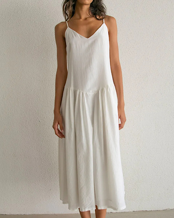 Robe longue blanche à fines bretelles, coupe fluide et bas froncé