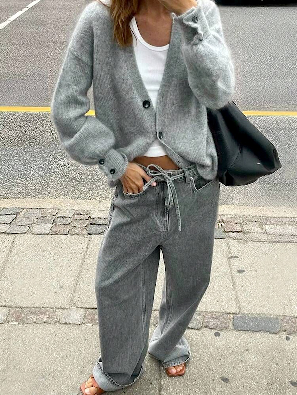 Jean gris ample porté avec un débardeur blanc, un cardigan gris et un grand sac noir