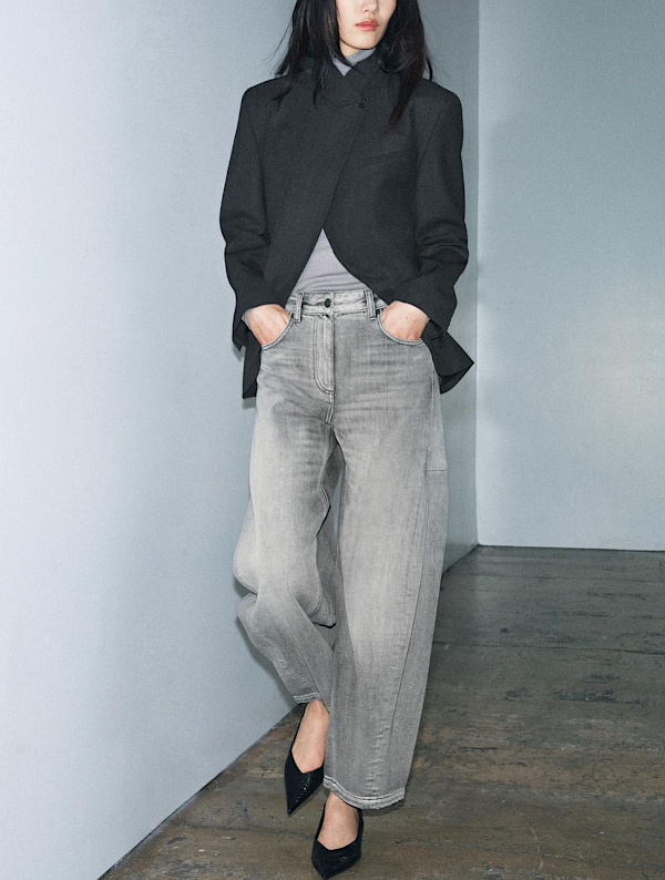 Jean gris clair large associé à une veste noire structurée et des escarpins noirs