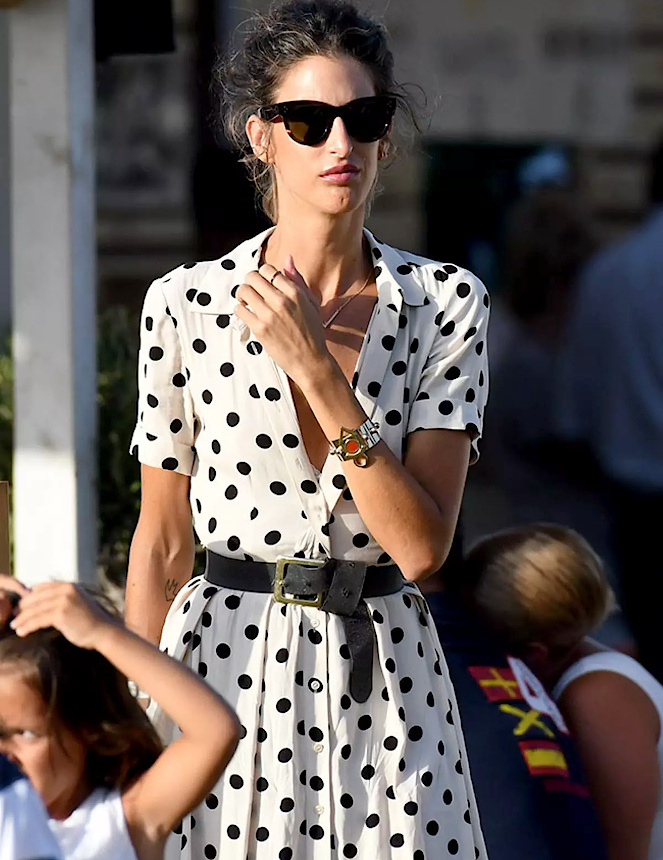 Robe à pois + ceinture masculine = le bon mix